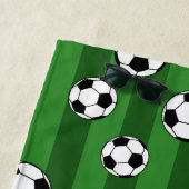 緑の子どもたちサッカーボールのパタストライプーン ビーチタオル (インサイチュ)
