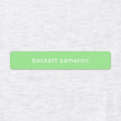 緑の子供がアイロンを衣類に付ける ラベル (デザイン1)