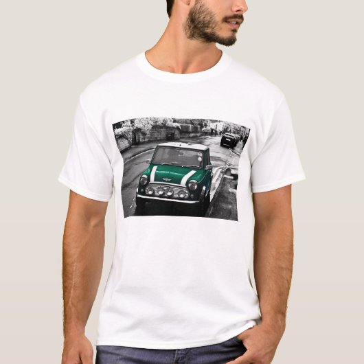 緑の小型たる製造人車の自動車Tシャツの競争 Tシャツ (正面)