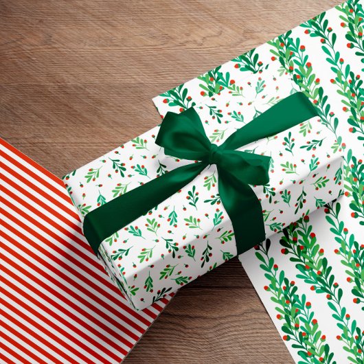 緑の小枝と赤い果実クリスマスパターン ラッピングペーパーシート