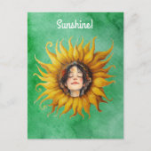 緑の少女の顔と大きな黄色のひまわり ポストカード (正面)