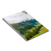 緑の山々は森と緑の草で覆われた ノートブック (右側)