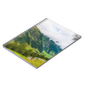 緑の山々は森と緑の草で覆われた ノートブック (左側)