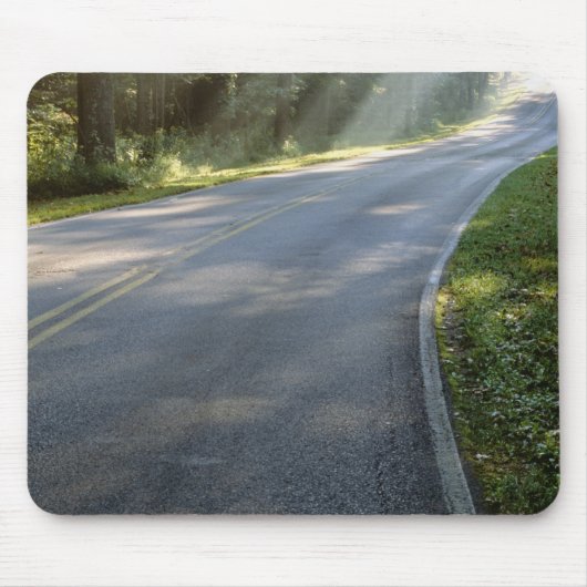 緑の川沿いの霧の中の日の出 マウスパッド (正面)