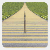 緑の席の列の間のスタジアム階段 スクエアシール (正面)