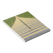 緑の席の列の間のスタジアム階段 ノートパッド (アングル)