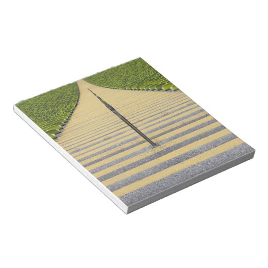 緑の席の列の間のスタジアム階段 ノートパッド (アングル)