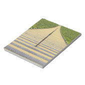 緑の席の列の間のスタジアム階段 ノートパッド (回転)