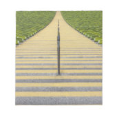 緑の席の列の間のスタジアム階段 ノートパッド (正面)