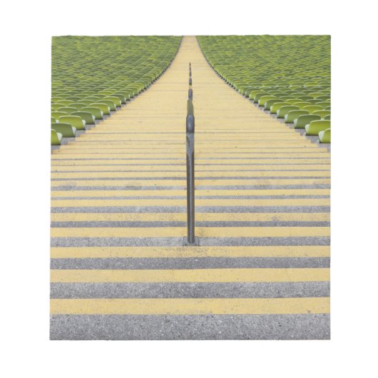 緑の席の列の間のスタジアム階段 ノートパッド (正面)