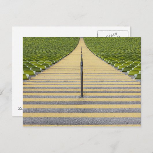 緑の席の列の間のスタジアム階段 ポストカード (正面/裏面)