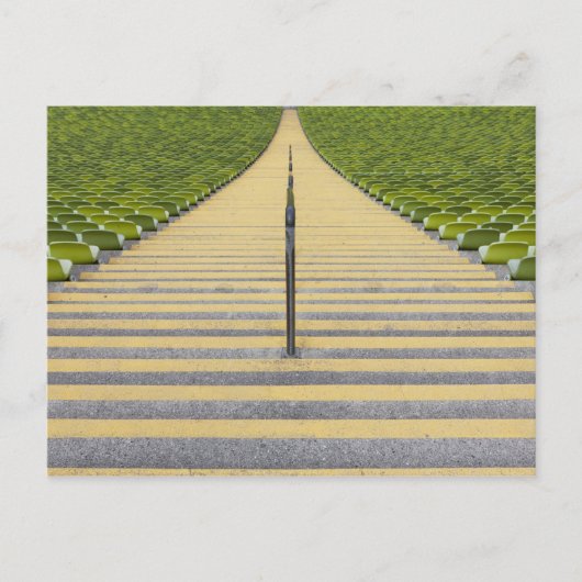 緑の席の列の間のスタジアム階段 ポストカード (正面)