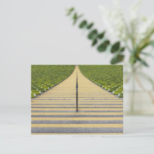 緑の席の列の間のスタジアム階段 ポストカード (スタンド正面)