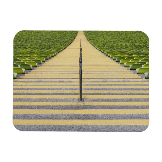 緑の席の列の間のスタジアム階段 マグネット (横)