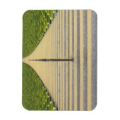 緑の席の列の間のスタジアム階段 マグネット (縦)