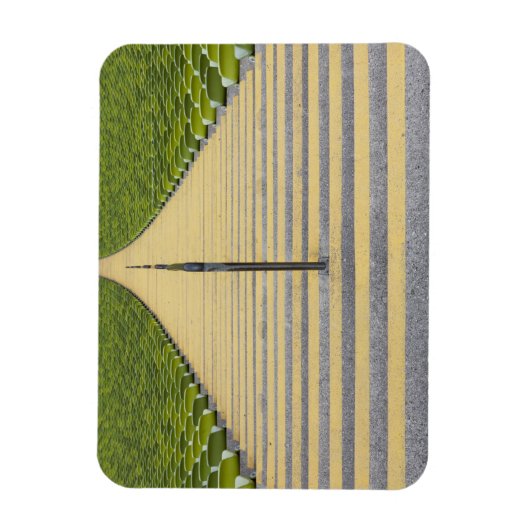緑の席の列の間のスタジアム階段 マグネット (縦)