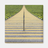 緑の席の列の間のスタジアム階段 マグネット (正面)