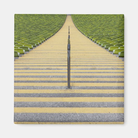 緑の席の列の間のスタジアム階段 マグネット (正面)