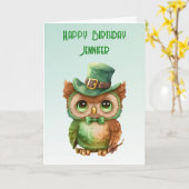 緑の帽子をかぶったかわいいフクロウの誕生日 カード (黄色い花)