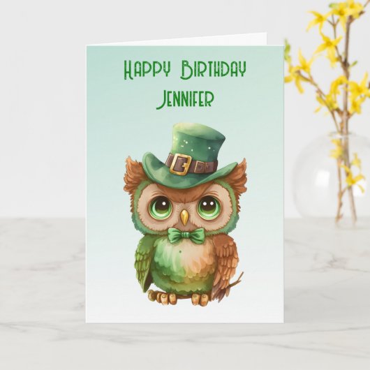 緑の帽子をかぶったかわいいフクロウの誕生日 カード (黄色い花)