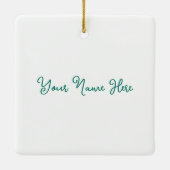 緑の帽子をかぶったステンドグラス風クリスマスグレーのタビー猫 セラミックオーナメント (裏面)