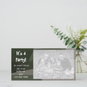 緑の幾何学的カモフラージュパーティー招待状フォトカード (スタンド正面)