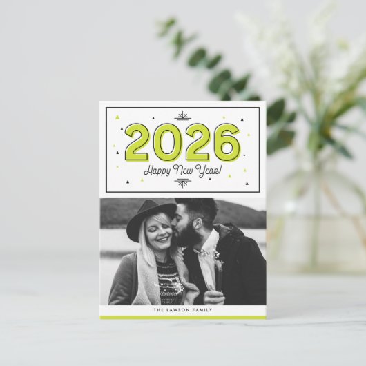 緑の幾何学的タイポグラフィ写真新年おめでとう シーズンポストカード (スタンド正面)