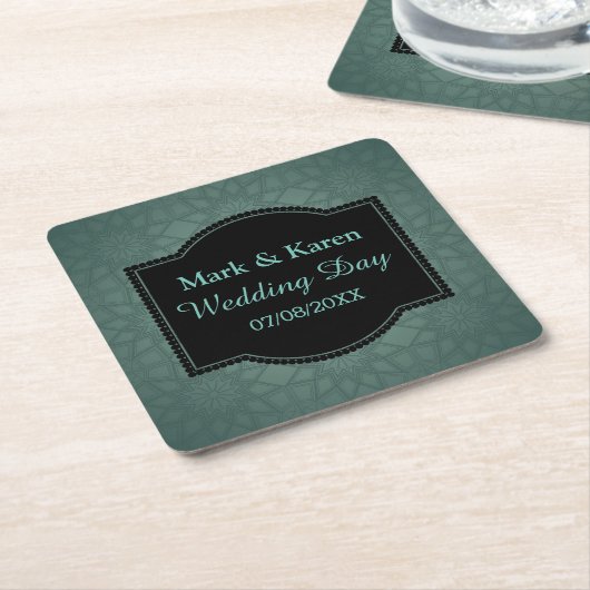 緑の幾何学的パターカスタムン文字結婚の スクエアペーパーコースター (アングル)