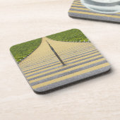 緑の座席の列間の競技場の階段 コースター (左側)