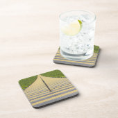 緑の座席の列間の競技場の階段 コースター (右側)