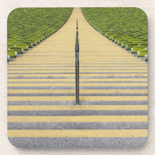 緑の座席の列間の競技場の階段 コースター (正面)