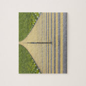 緑の座席の列間の競技場の階段 ジグソーパズル (縦)