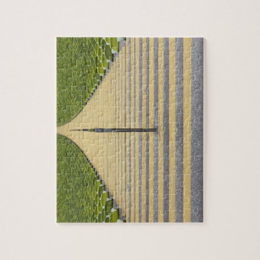 緑の座席の列間の競技場の階段 ジグソーパズル (縦)