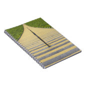 緑の座席の列間の競技場の階段 ノートブック (右側)