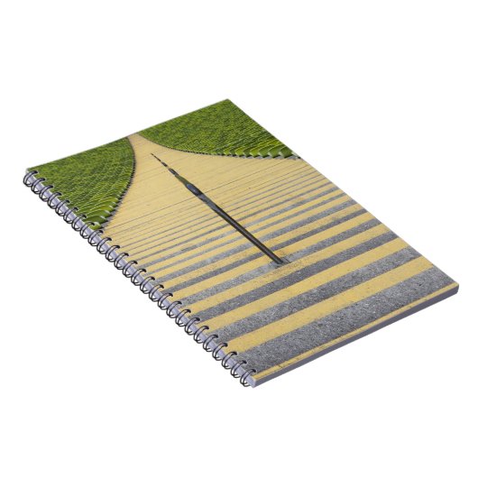 緑の座席の列間の競技場の階段 ノートブック (右側)