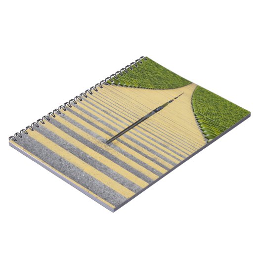 緑の座席の列間の競技場の階段 ノートブック (左側)