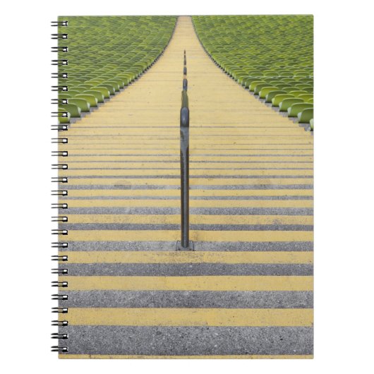 緑の座席の列間の競技場の階段 ノートブック (正面)