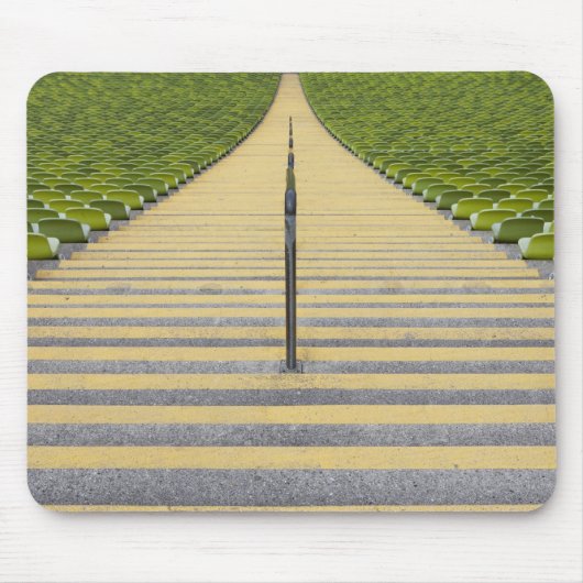 緑の座席の列間の競技場の階段 マウスパッド (正面)