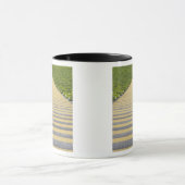 緑の座席の列間の競技場の階段 マグカップ (中央)