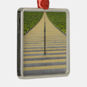 緑の座席の列間の競技場の階段 メタルオーナメント (右)