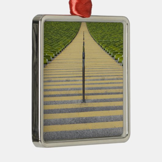 緑の座席の列間の競技場の階段 メタルオーナメント (右)