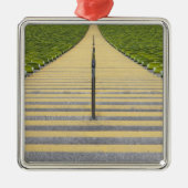 緑の座席の列間の競技場の階段 メタルオーナメント (正面)