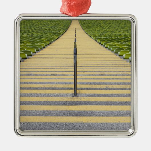 緑の座席の列間の競技場の階段 メタルオーナメント (正面)