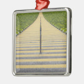 緑の座席の列間の競技場の階段 メタルオーナメント (左)