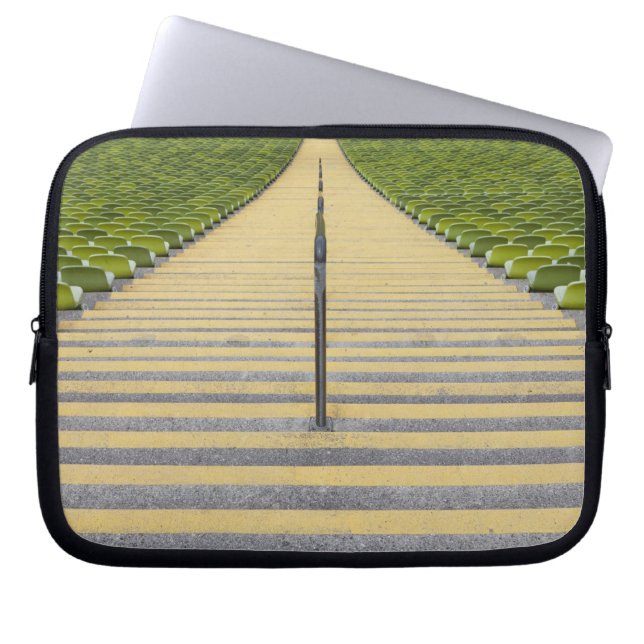 緑の座席の列間の競技場の階段 ラップトップスリーブ (正面)