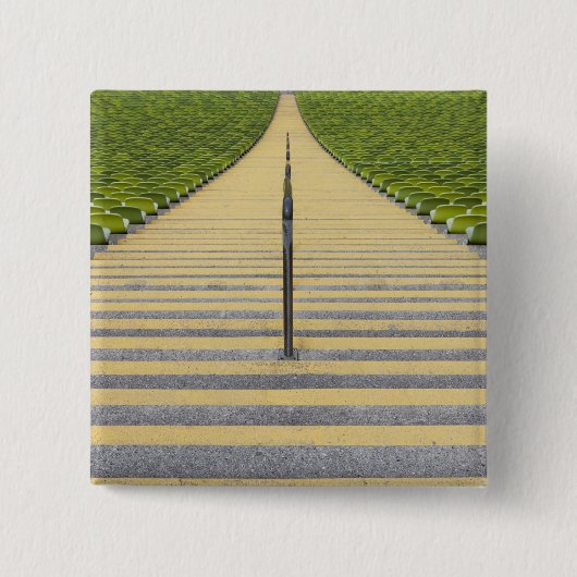 緑の座席の列間の競技場の階段 缶バッジ (正面)