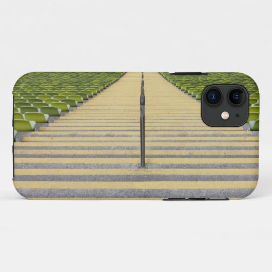 緑の座席の列間の競技場の階段 Case-Mate iPhoneケース (裏面(横))