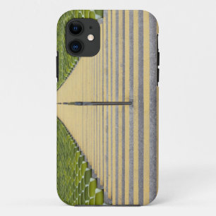 緑の座席の列間の競技場の階段 iPhone 11 ケース