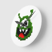 緑の怪物 – ピクセルアート ラウンド壁時計 (傾斜)