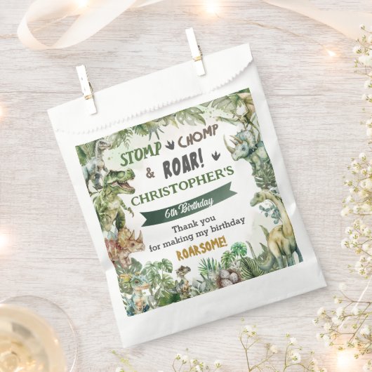 緑の恐竜ジュラシック男の子の誕生日パーティー フェイバーバッグ (クリップ留めされた状態)